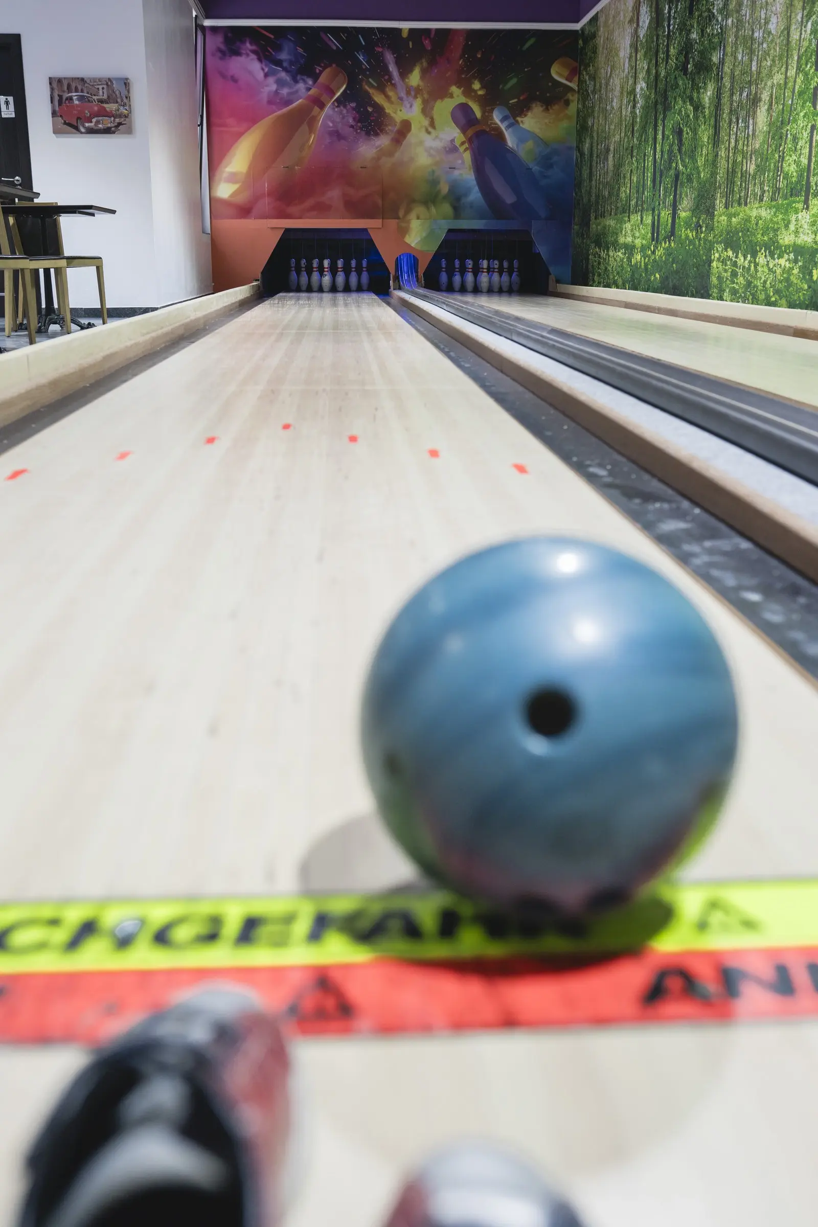 O bilă de bowling pe pistă, înainte de aruncare