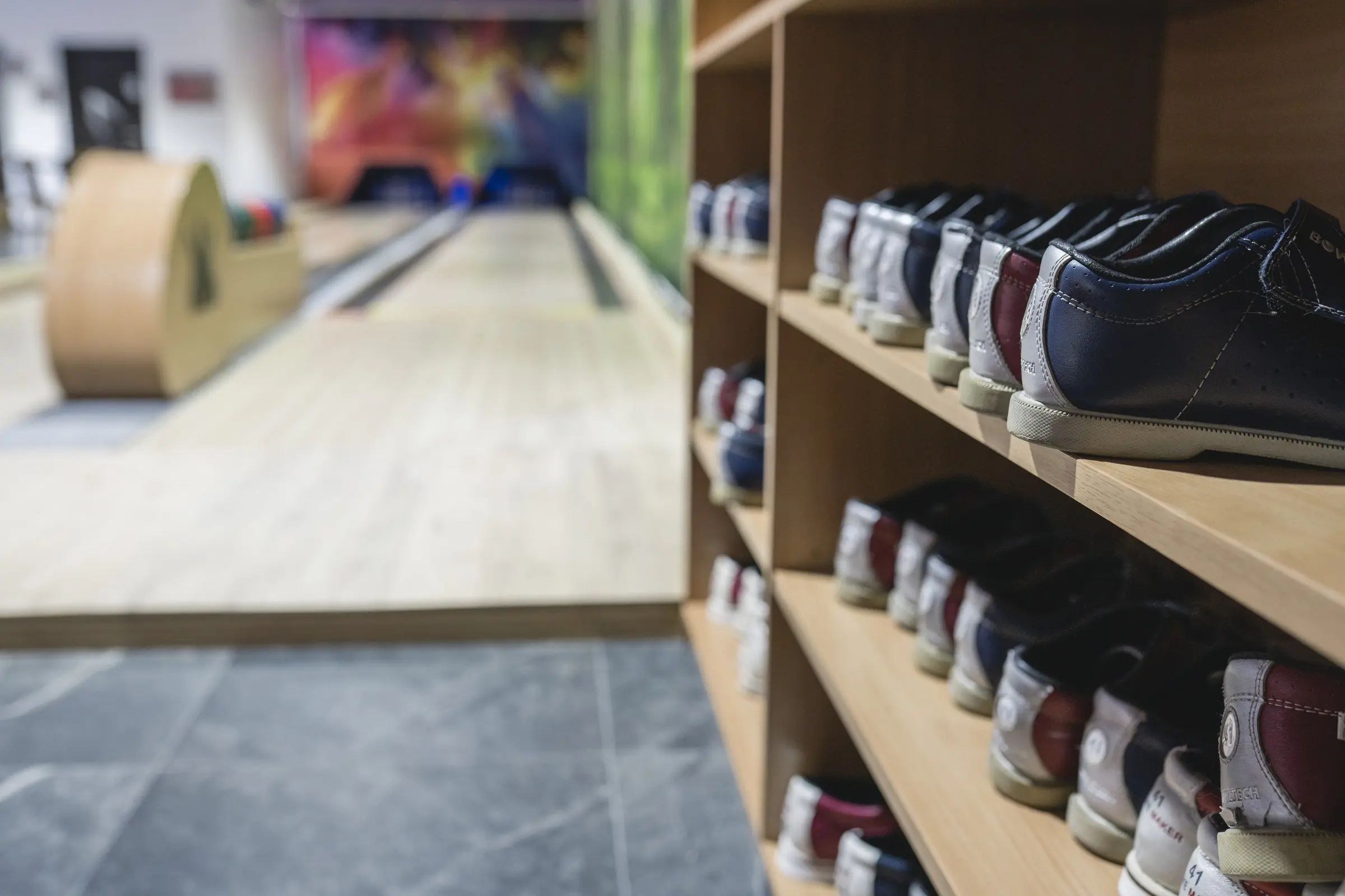 Pantofii de bowling pe raft, lângă pistă