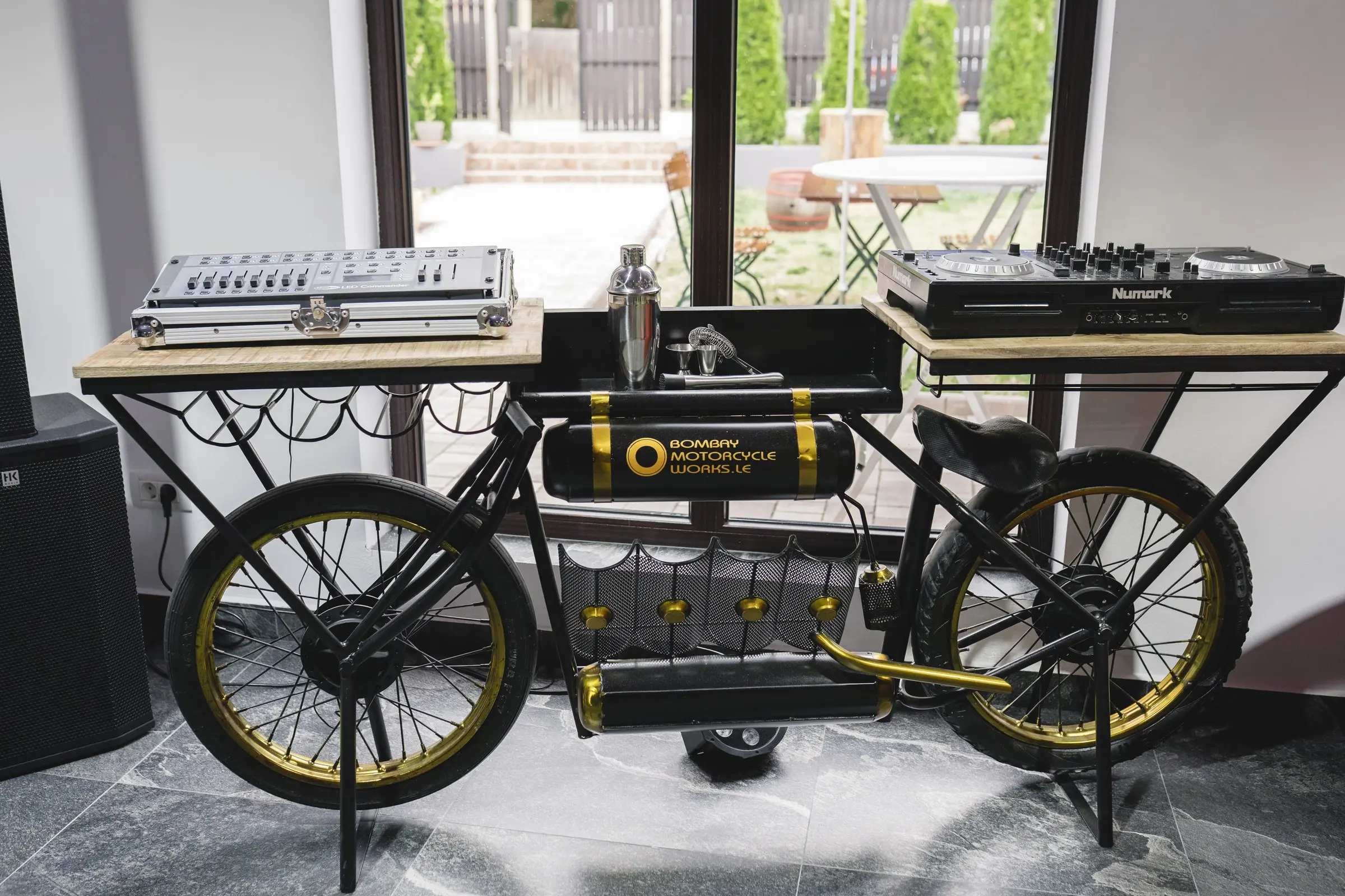 Pupitrul DJ al localului, montat pe o bicicletă
