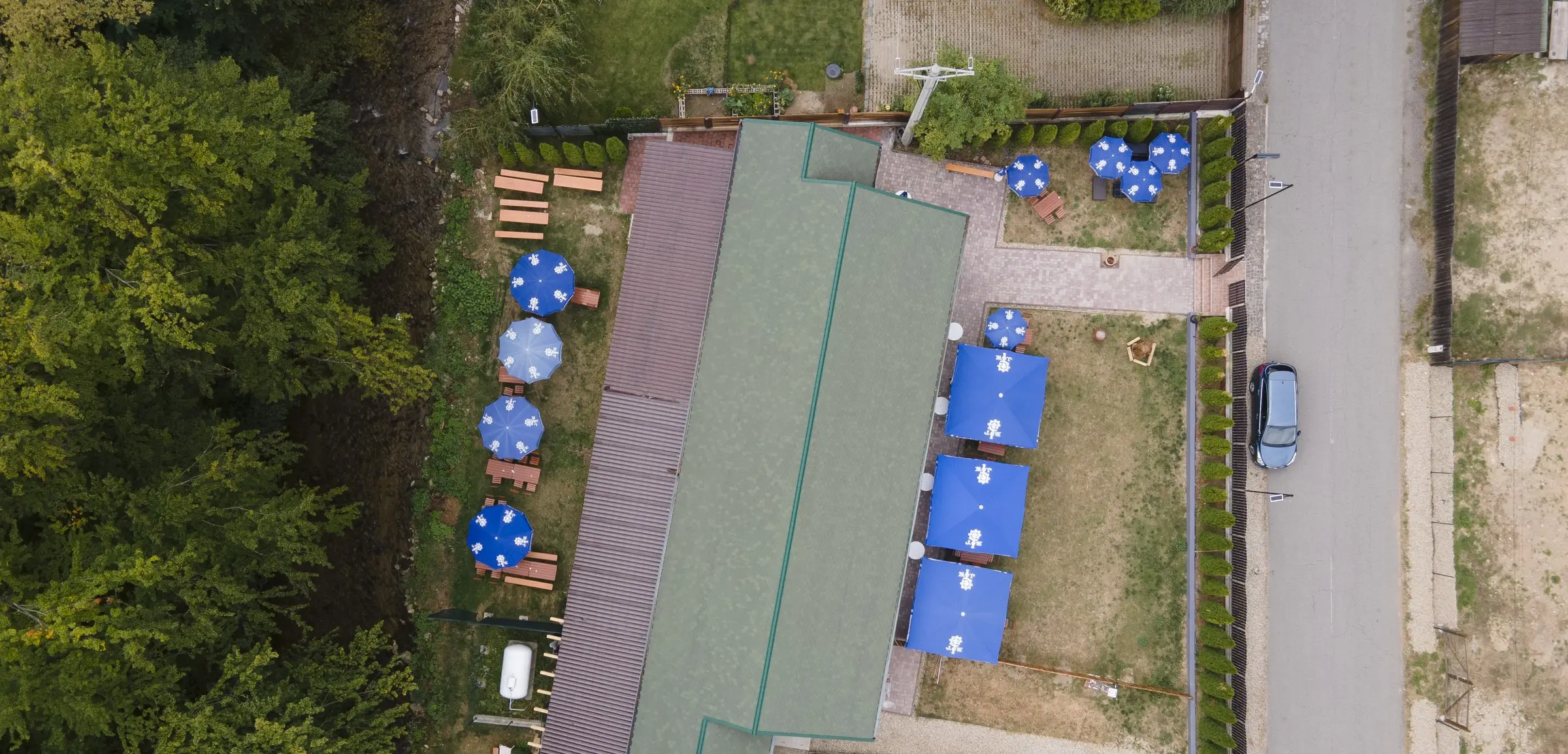 Localul și terasele văzute de sus, din dronă