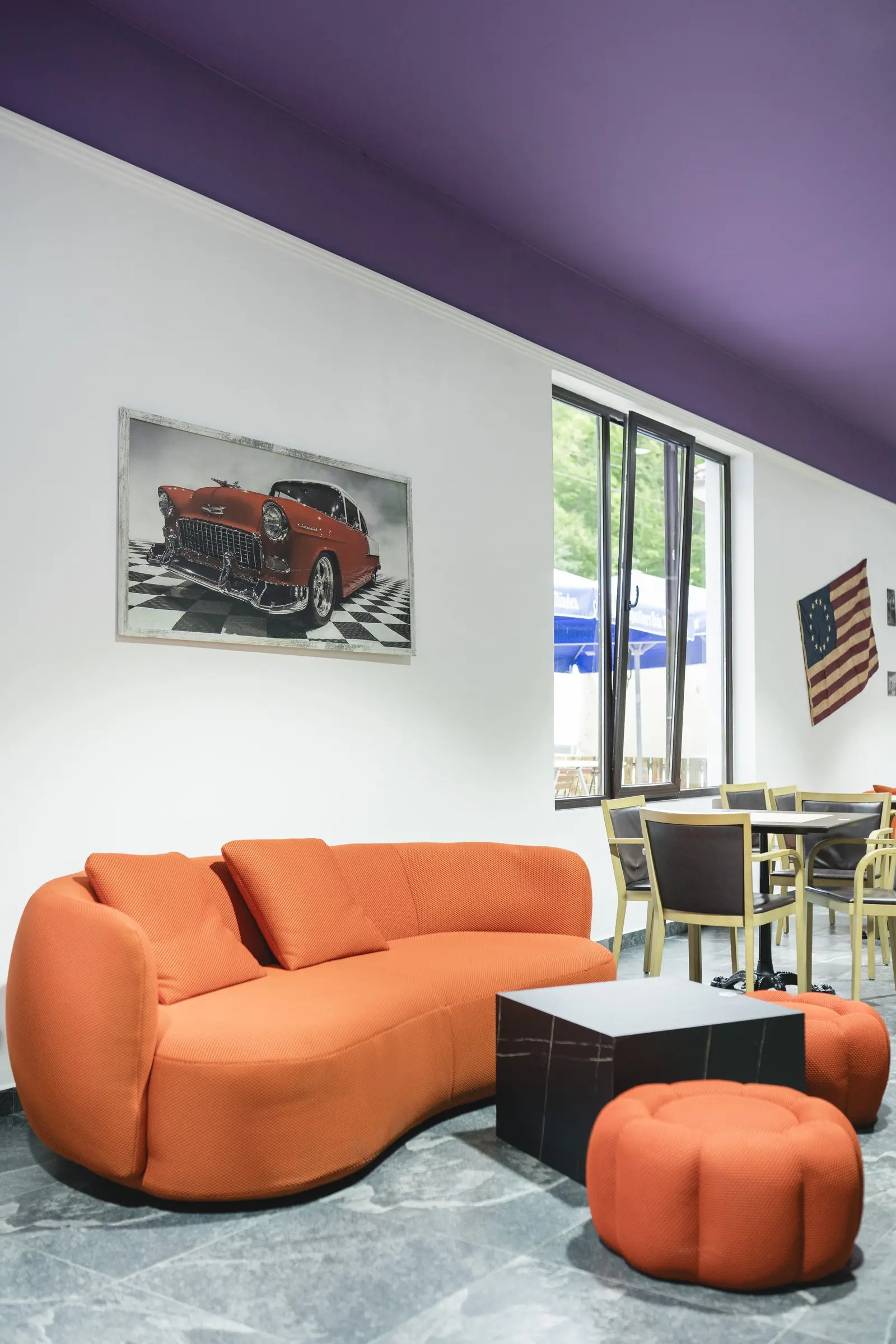 Colțul lounge, cu canapeaua și tabloul cu mașina roșie