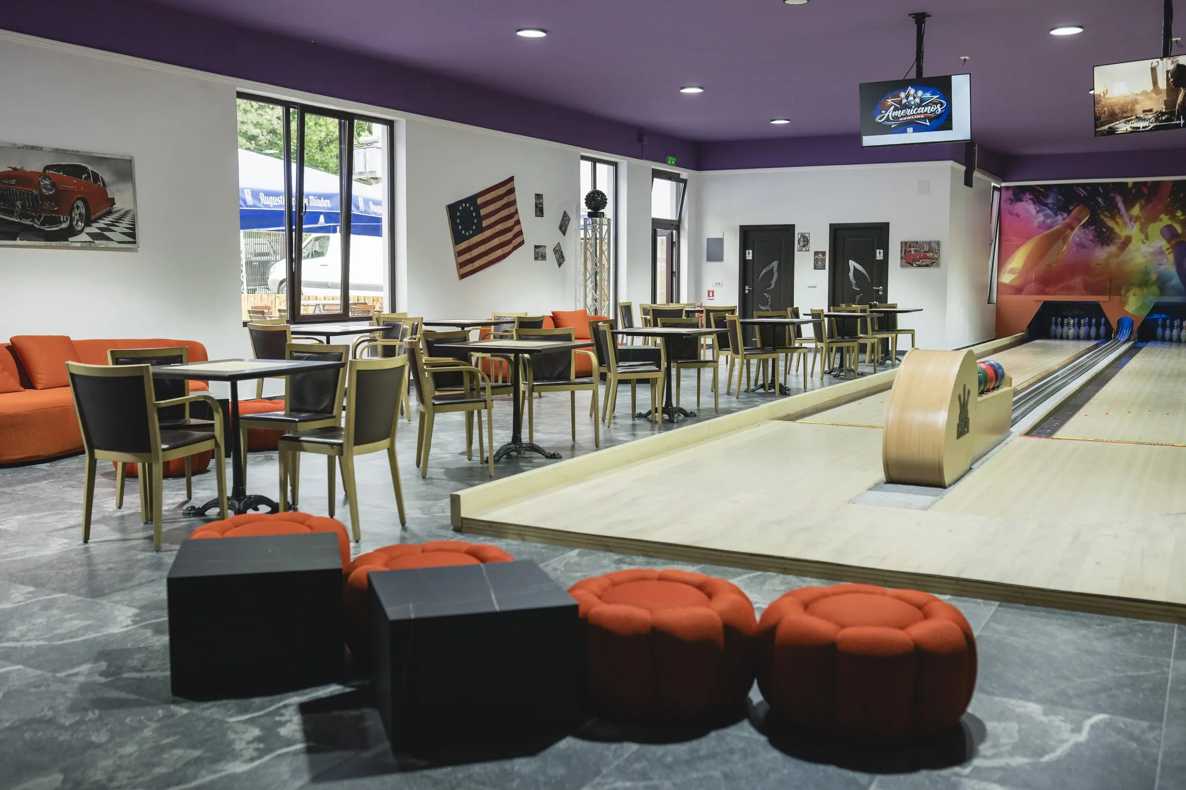 Zona de lounge și pistele de la Americanos Bowling, ziua