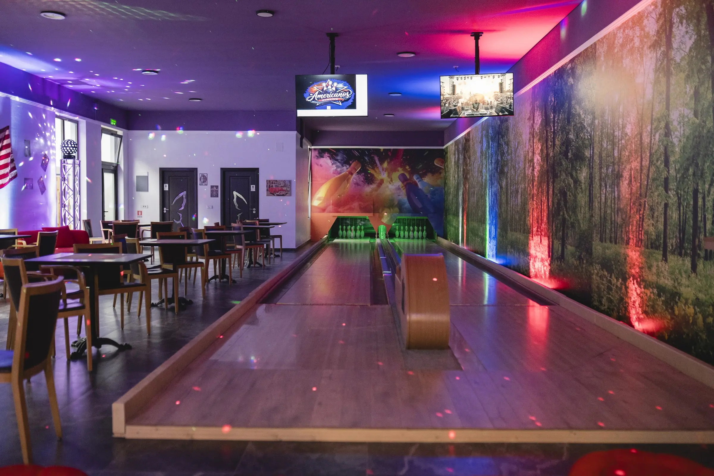 Pista de bowling seara, sub luminile colorate ale sălii