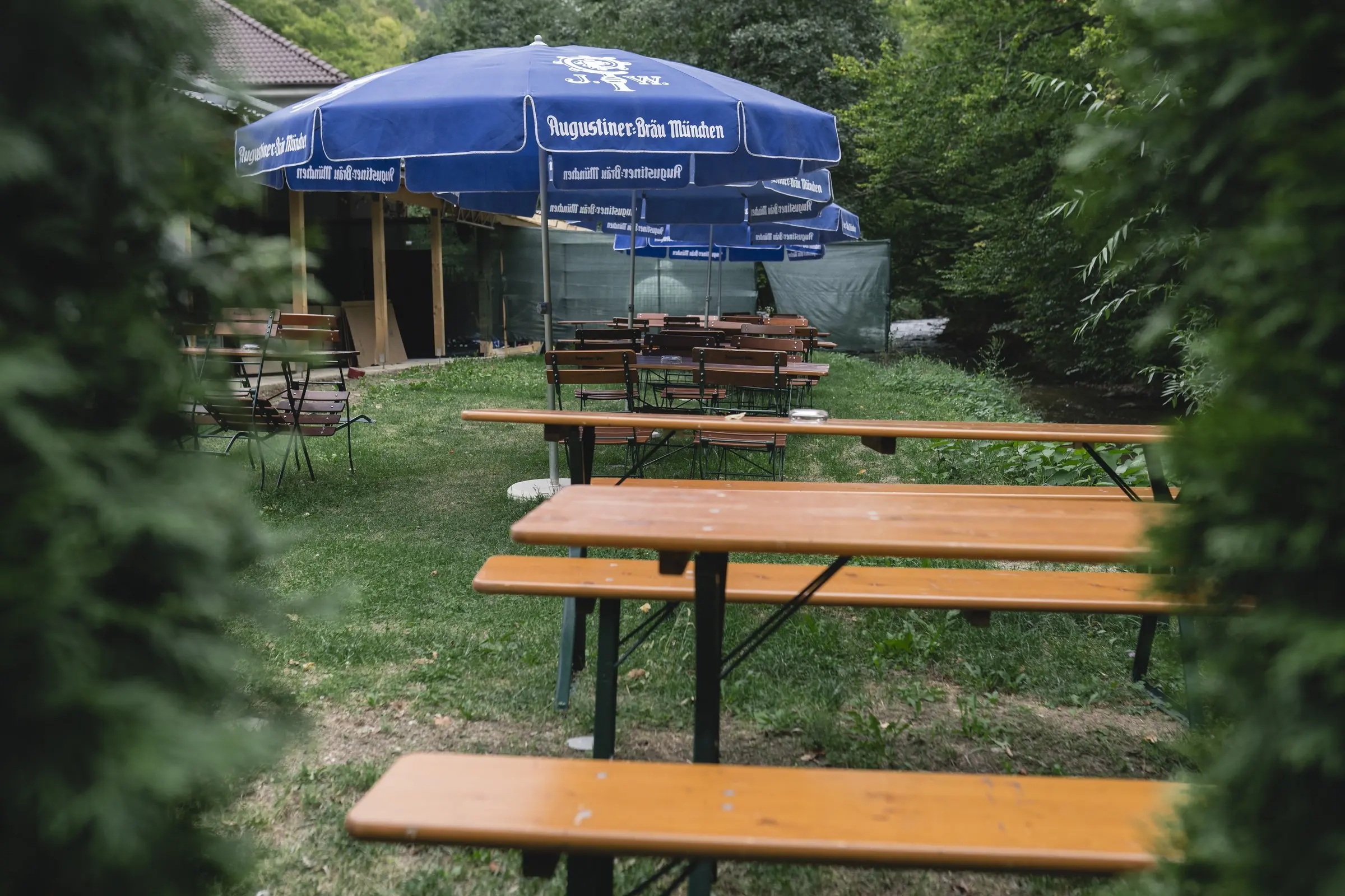 Bănci lungi de lemn pentru grupuri, pe iarbă